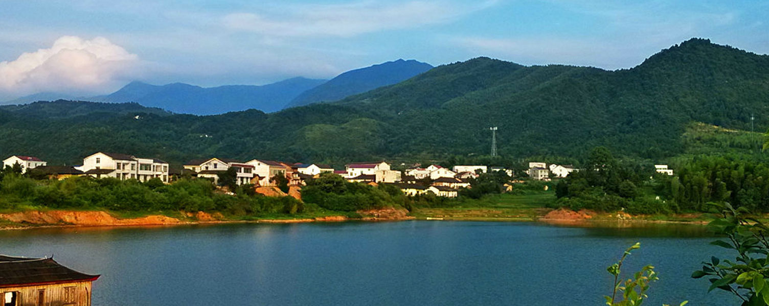浏阳社港丹霞湖，蓝天、白云、湖水将你包围